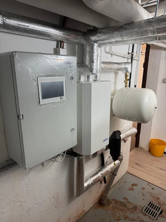Neu installiertes Hydraulikmodul der Wärmepumpe mit Regelungstechnik und Ausdehnungsgefäß