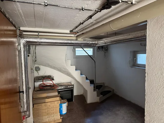 Gedämmte Rohrleitung der Wärmepumpe im Kellerbereich, Fortführung Richtung Treppenhaus
